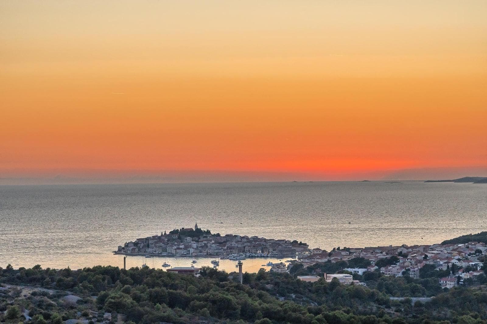 Pogled na Primošten i more u zalazak sunca